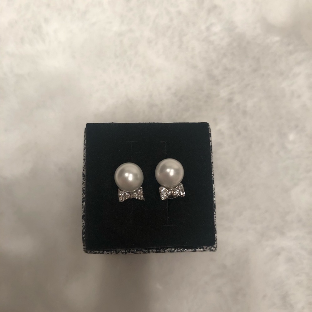 Stunning pearl earrings.